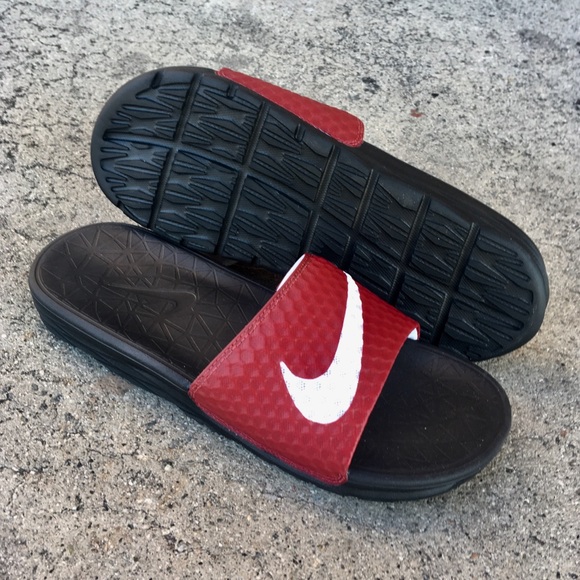 nike benassi red slides